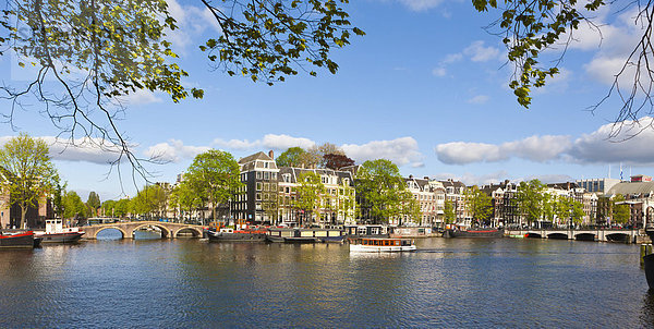 Blick auf alte Grachten- und Handelshäuser  rechts die Magere Brug  Zugbrücke  Herrengracht  Amstel  Amsterdam  Holland  Niederlande  Europa