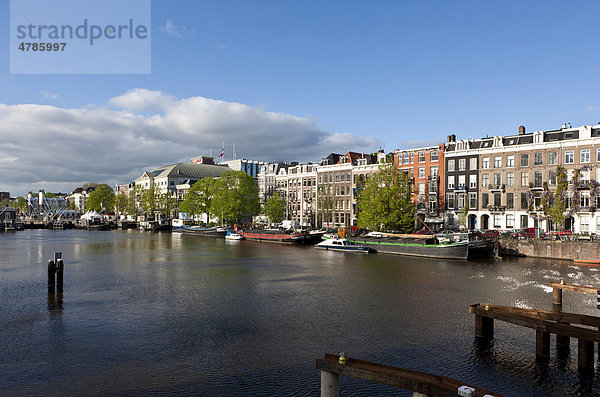 Blick auf Hausboote  hinten alten Grachten- und Handelshäuser  Herrengracht  Amstel  Amsterdam  Holland  Niederlande  Europa