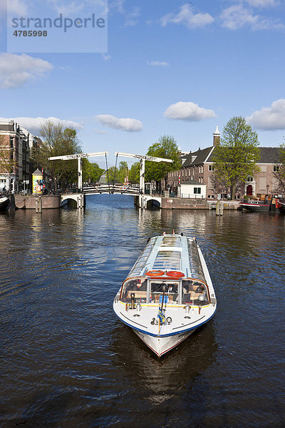 Touristenboot vor der Walter Sueskind Brug  Zugbrücke  Herrengracht  Amsterdam  Holland  Niederlande  Europa