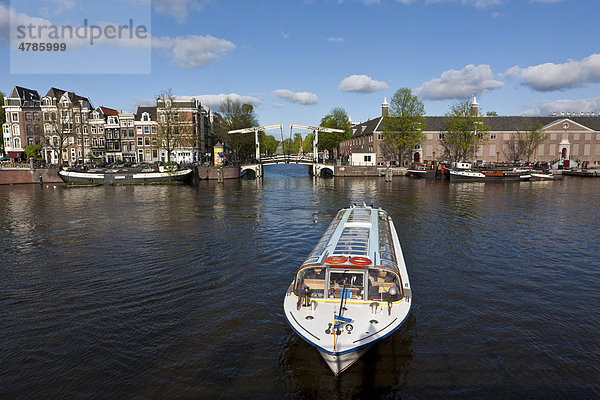 Touristenboot vor der Walter Sueskind Brug  Zugbrücke  Herrengracht  Amsterdam  Holland  Niederlande  Europa