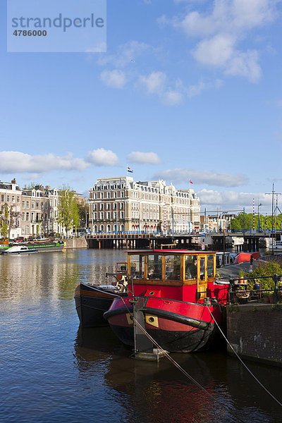 Blick auf Hausboote  hinten das Amstel Hotel  Herrengracht  Amstel  Amsterdam  Holland  Niederlande  Europa