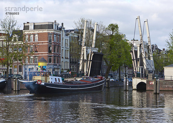Hausboot fährt durch die hochgezogene Walter Sueskind Brug  Zugbrücke  Herrengracht  Amsterdam  Holland  Niederlande  Europa