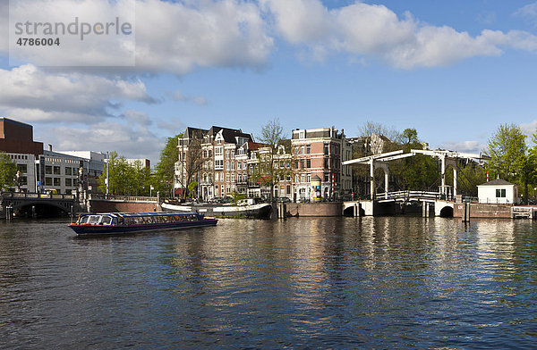 Touristenboot vor der Walter Sueskind Brug  Zugbrücke  Herrengracht  Amsterdam  Holland  Niederlande  Europa