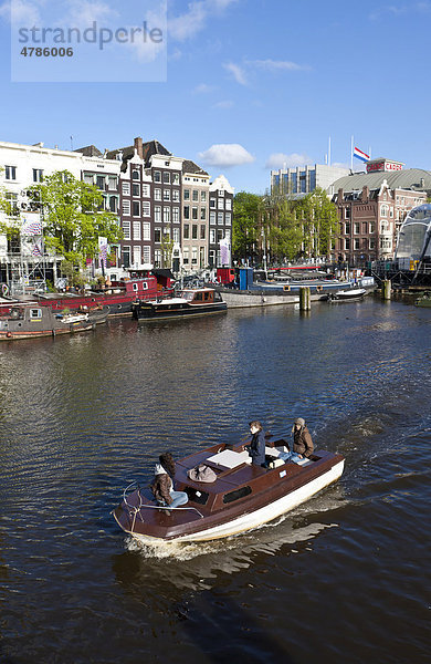 Blick auf Hausboote  hinten alte Grachten- und Handelshäuser  Theater Carree  Herrengracht  Amstel  Amsterdam  Holland  Niederlande  Europa