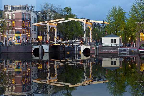 Die Walter Sueskind Brug  Zugbrücke  Herengracht  Amsterdam  Holland  Niederlande  Europa