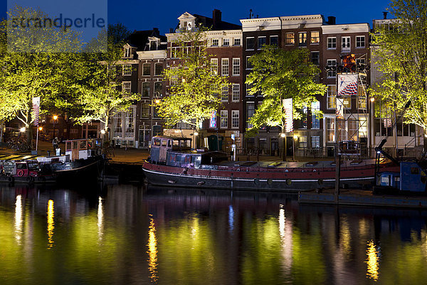 Blick auf alte Grachten- und Handelshäuser mit Hausbooten  Herengracht  Amstel  Amsterdam  Holland  Niederlande  Europa