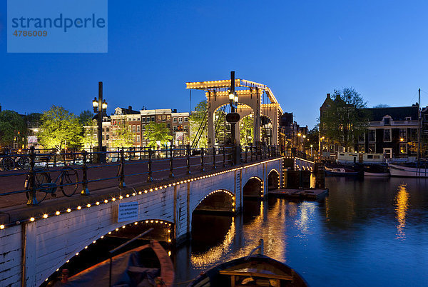 Blick auf die Magere Brug  Zugbrücke  Herengracht  Amstel  Amsterdam  Holland  Niederlande  Europa