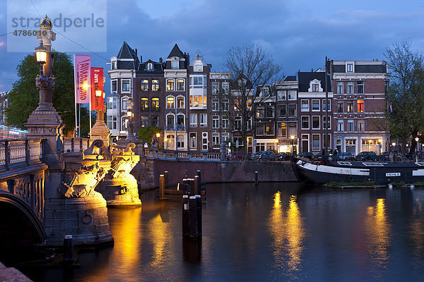 Blick auf die Blaue Brücke  Blauwbrug  am Nieuwe Herengracht  hinten alte Grachten und Handelshäusder  Amsterdam  Holland  Niederlande  Europa