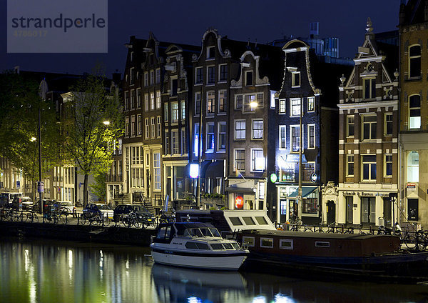 Blick auf alte Grachten- und Handelshäuser mit Hausbooten  Kloveniersburgwal  Amsterdam  Holland  Niederlande  Europa