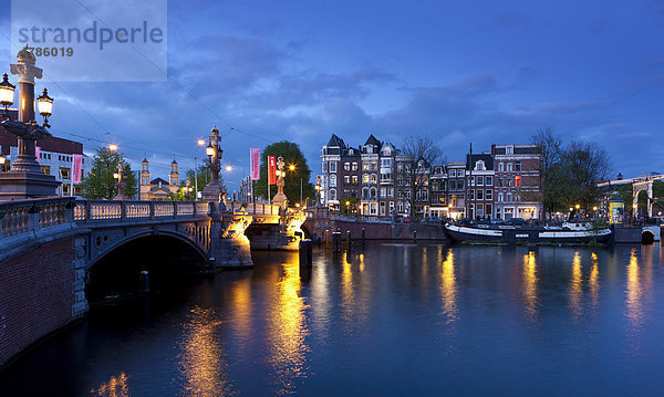 Blick auf die Blaue Brücke  Blauwbrug  am Nieuwe Herengracht  hinten alte Grachten und Handelshäusder  Amsterdam  Holland  Niederlande  Europa