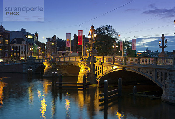 Blick auf die Blaue Brücke  Blauwbrug  am Nieuwe Herengracht  Amsterdam  Holland  Niederlande  Europa
