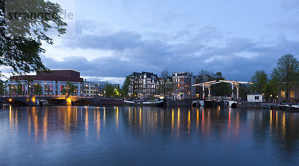 Die Walter Sueskind Brug  Zugbrücke  links die Oper  Herengracht  Amsterdam  Holland  Niederlande  Europa