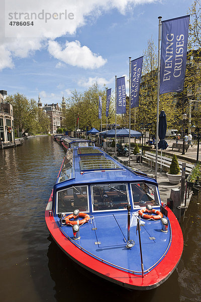 Leere Touristenboote am Stadhouderskade  Amsterdam  Holland  Niederlande  Europa