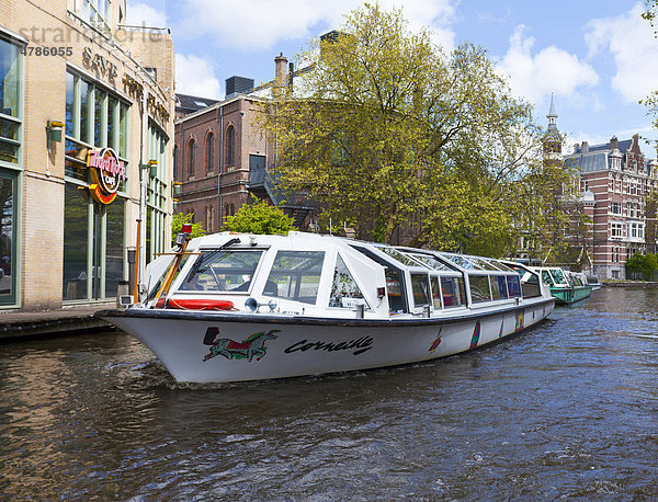 Ausflugsboot vor dem Hard Rock Cafe an der Stadhouderskade  Amsterdam  Holland  Niederlande  Europa