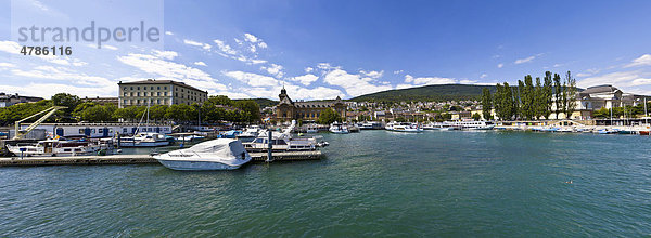 Blick auf den Hafen  Neuch‚tel  Neuenburg  Lac de Neuch‚tel oder Neuenburgersee  Schweiz  Europa
