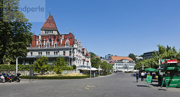 Das Schloss von Ouchy  hinten das Hotel Angleterre et Residence  Lausanne  Kanton Waadt  Genfer See  Schweiz  Europa Kanton Waadt