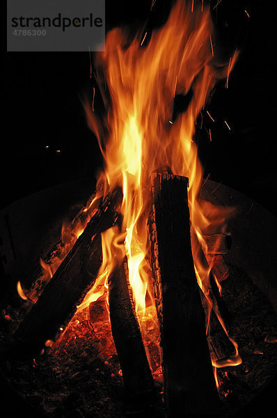 Lagerfeuer mit großen Holzscheiten