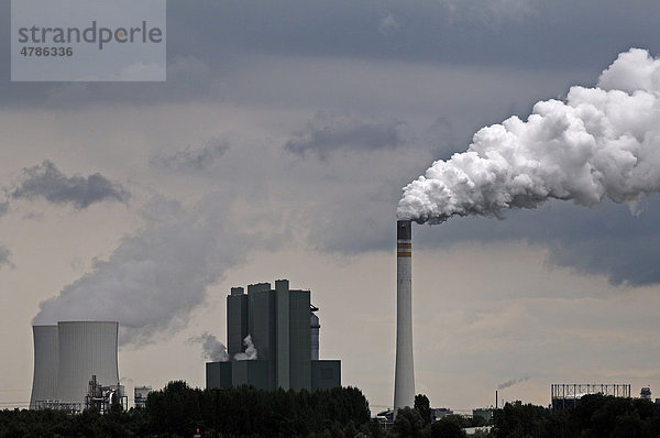 Braunkohlekraftwerk Schkopau mit rauchendem Schornstein bei trübem Wetter  An der Bober 100  Schkopau  Sachsen-Anhalt  Deutschland  Europa