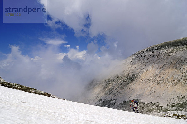 Bergsteiger auf dem Gipfelplateau am Monte Amaro  Caramanico Terme  Majella-Nationalpark  Abruzzen  Italien  Europa
