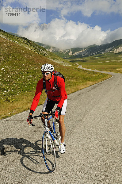 Radfahrer auf dem Campo Imperatore  Gipfel des Corno Grande  Nationalpark Gran Sasso  Abruzzen  Italien  Europa