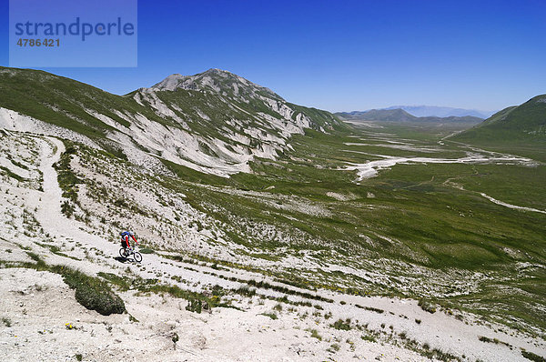 Mountainbiker am Monte Aquila  Campo Imperatore  Nationalpark Gran Sasso  Abruzzen  Italien  Europa