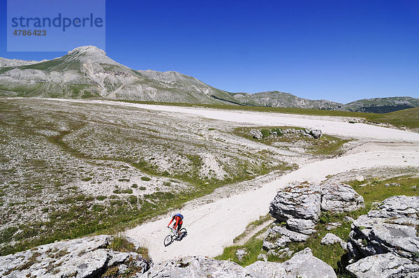 Mountainbiker bei Fonte Vetica  Campo Imperatore  Nationalpark Gran Sasso  Abruzzen  Italien  Europa