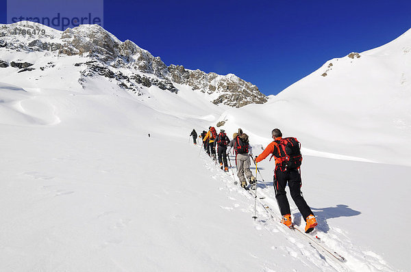 Skibergsteiger auf dem Weg zum Piz Tasna  Engadin  Graubünden  Schweiz  Europa