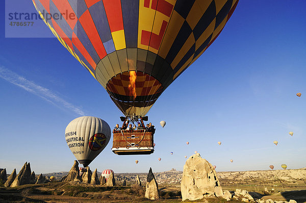 Ballonflug über dem Tal von Göreme  Kappadokien  Türkei  Vorderasien