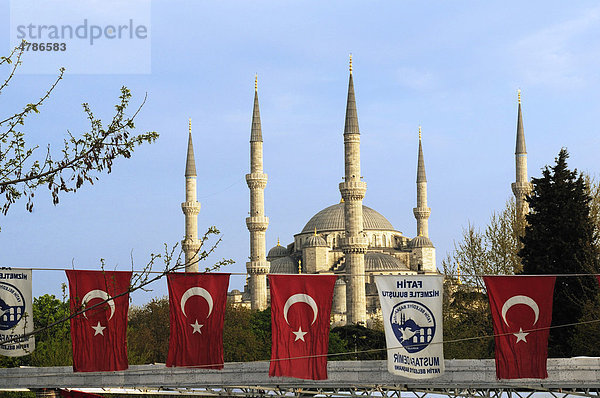 Blaue Moschee oder Sultan-Ahmed-Moschee  türkische Flaggen  Istanbul  Türkei  Vorderasien