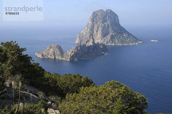 Mirador del Savinar mit den Inseln Es Vedranell und Es Vedr·  Ibiza  Pityusen  Balearen  Spanien  Europa