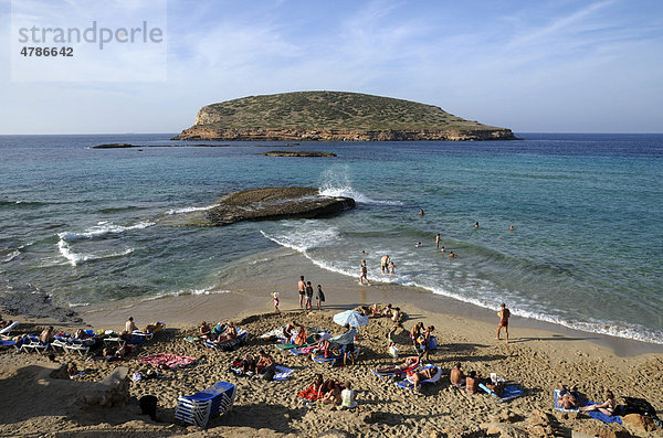 Cala Comte mit Insel Conillera  Ibiza  Pityusen  Balearen  Spanien  Europa