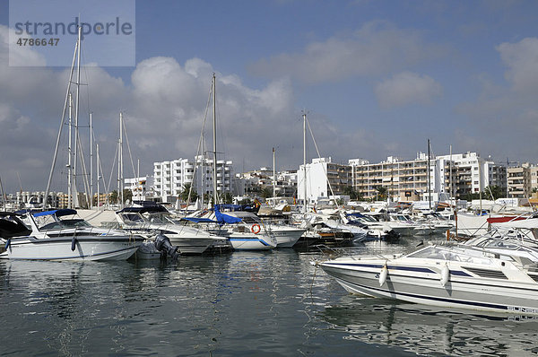 Hafen und Strandpromenade  Santa Eul·ria des Riu  Ibiza  Pityusen  Balearen  Spanien  Europa