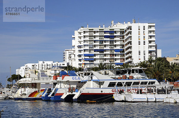 Hafen und Strandpromenade  Sant Antoni de Portmany  Ibiza  Pityusen  Balearen  Spanien  Europa