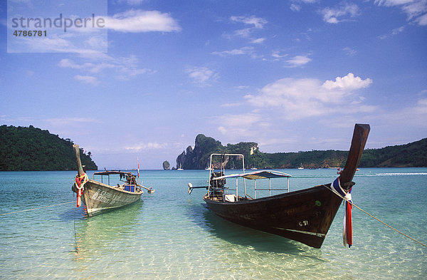 Longtailboote  Lo Dalum Bay  Insel Ko Phi Phi  Phuket  Thailand  Südostasien
