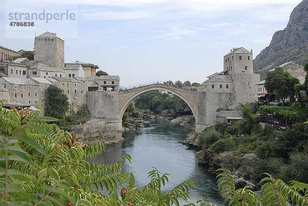 Altstadt  Stari most  Alte Brücke  Mostar  Herzegowina  Bosnien-Herzegowina  Europa