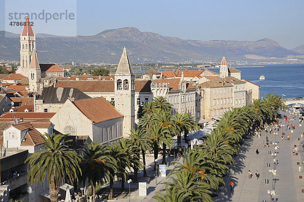Blick über die Stadt  Uferpromenade  Altstadt  Trogir  Republik Kroatien  Europa