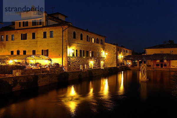 Becken einer heißen Schwefelquelle in Bagno Vignoni mit dem Le Terme Hotel bei Nacht  Val d'Orcia  Orcia-Tal  Toskana  Italien  Europa