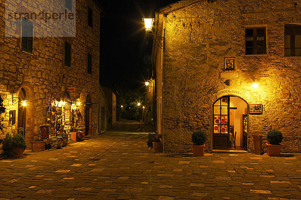 Straßen in Bagno Vignoni bei Nacht  Val d'Orcia  Orciatal  Toskana  Italien  Europa