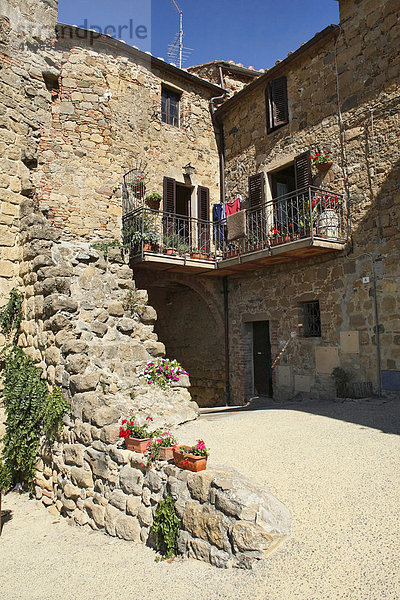 Im mittelalterlichen Dorf Monticchiello  Steinhäuser und Steinmauern  Balkon  Orciatal  Val díOrcia  Toskana  Italien  Europa