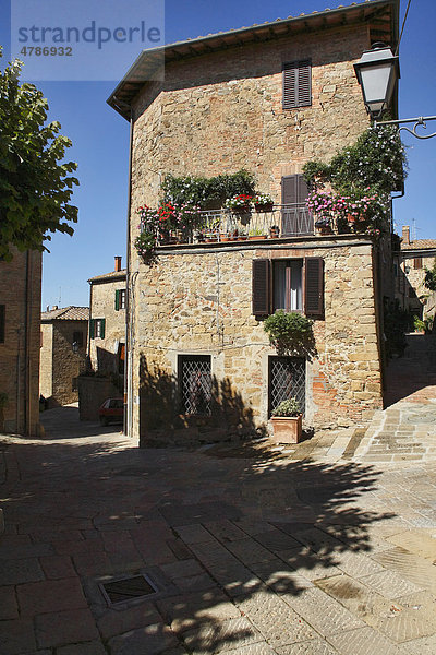 Das mittelalterliche Dorf Monticchiello  Orciatal  Val díOrcia  Toskana  Italien  Europa
