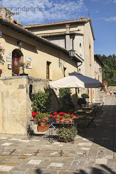 Osteria  Wirtshaus  mit Sonnenschirmen  Tischen und Stühlen in Bagno Vignoni  Val d'Orcia  Toskana  Italien  Europa