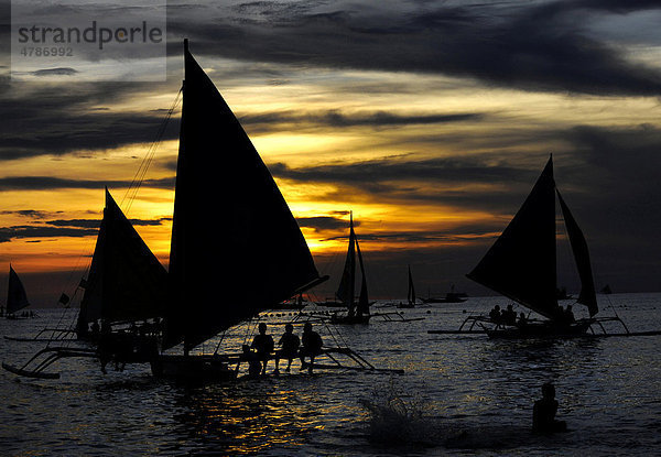 Segelschiffe bei Sonnenuntergang  Boracay  Philippinen  Pazifischer Ozean