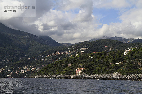 Roquebrune Cap Martin vom Meer aus  DÈpartement Alpes Maritimes  RÈgion Provence Alpes CÙte d'Azur  Frankreich  Mittelmeer  Europa