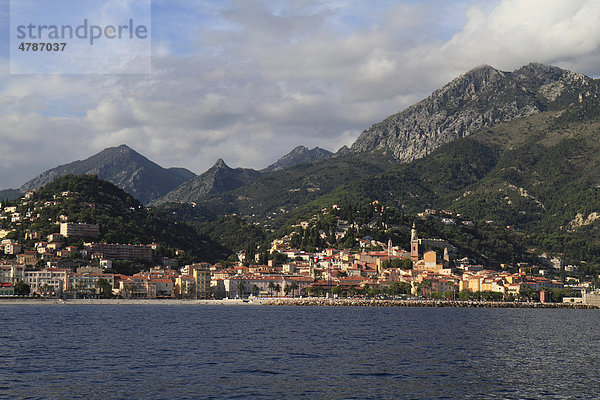 Menton und sein Hinterland vom Meer aus  Menton  DÈpartement Alpes Maritimes  RÈgion Provence Alpes CÙte d'Azur  Frankreich  Mittelmeer  Europa