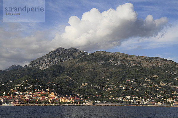 Menton und der Grenzkamm zu Italien vom Meer aus  Menton  DÈpartement Alpes Maritimes  RÈgion Provence Alpes CÙte d'Azur  Frankreich  Mittelmeer  Europa