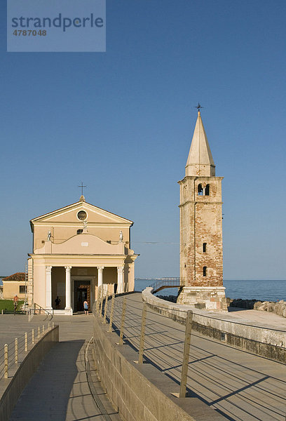 Kirche und Glockenturm  Leuchtturm der Kirche der Heiligen Jungfrau von Angel  Santuario della Madonna dell'Angelo  Adria  Caorle  Venetien  Italien  Europa
