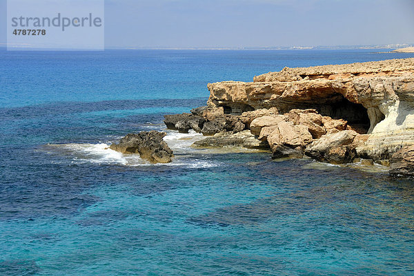 Felsküste und blaues Meer  Cap Gkreko  Cape Greco  bei Agia Napa  Südzypern  Republik Zypern  Mittelmeer  Europa