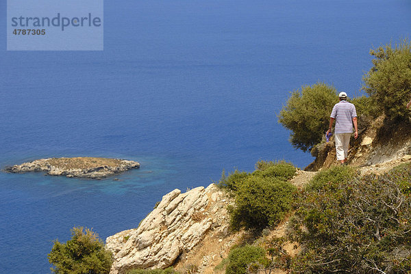 Frau wandert  steiler Pfad  Küste  Steilküste  Felsen  Insel  blaues Meer  Abstieg vom Berg Moutti tis Sotiras  Bad der Aphrodite  Akamas  Südzypern  Republik Zypern  Mittelmeer  Europa