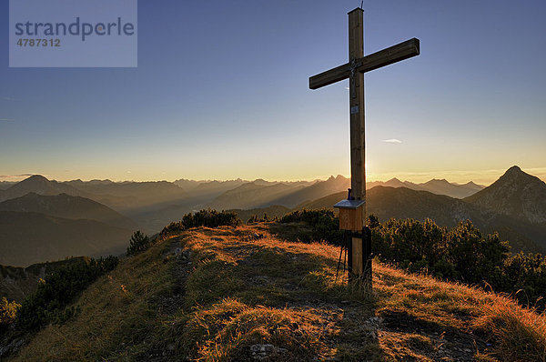 Gipfelkreuz im Abendlicht  Reutte  Ausserfern  Tirol  Österreich  Europa