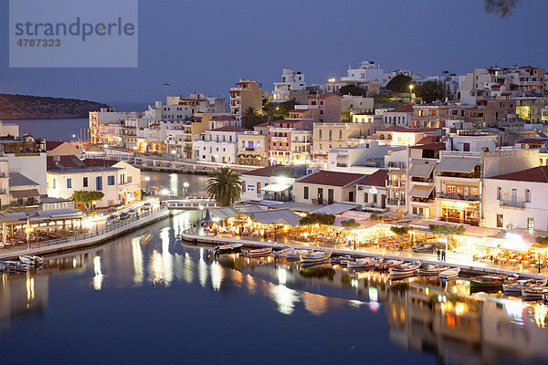 Blick auf das abendliche Agios Nikolaos  Kreta  Griechenland  Europa